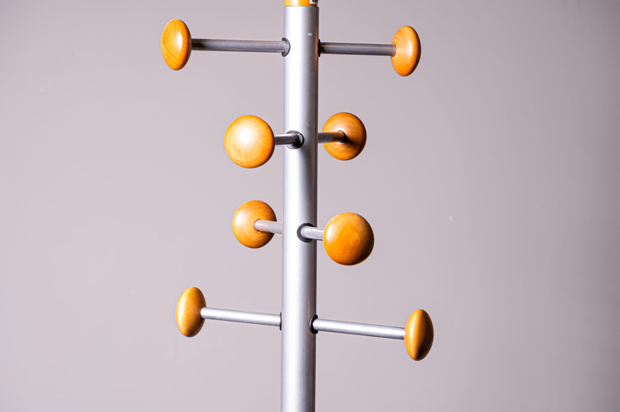 Beneficios de usar percheros metálicos en la oficina