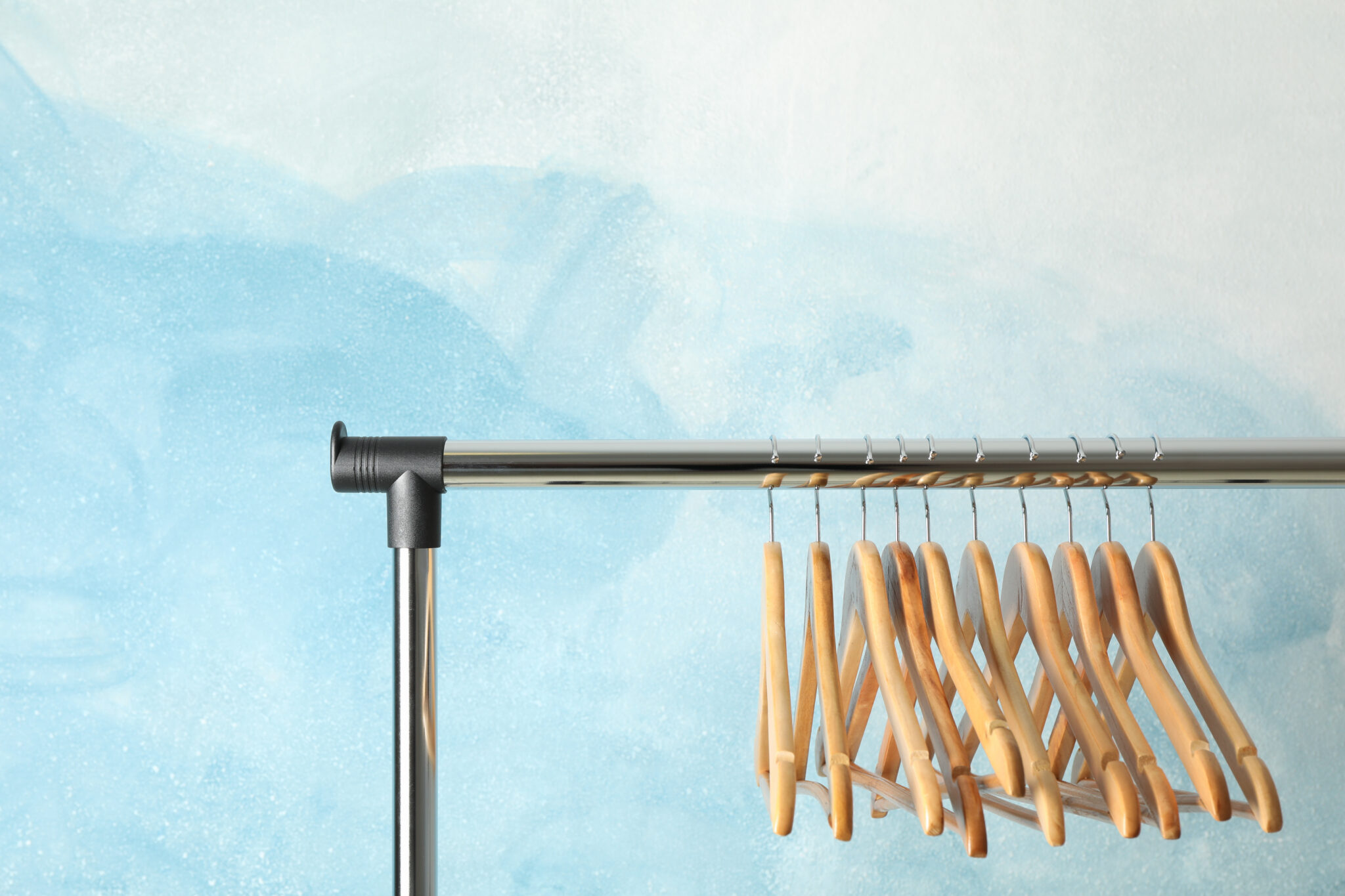 Beneficios de usar percheros metálicos en la oficina