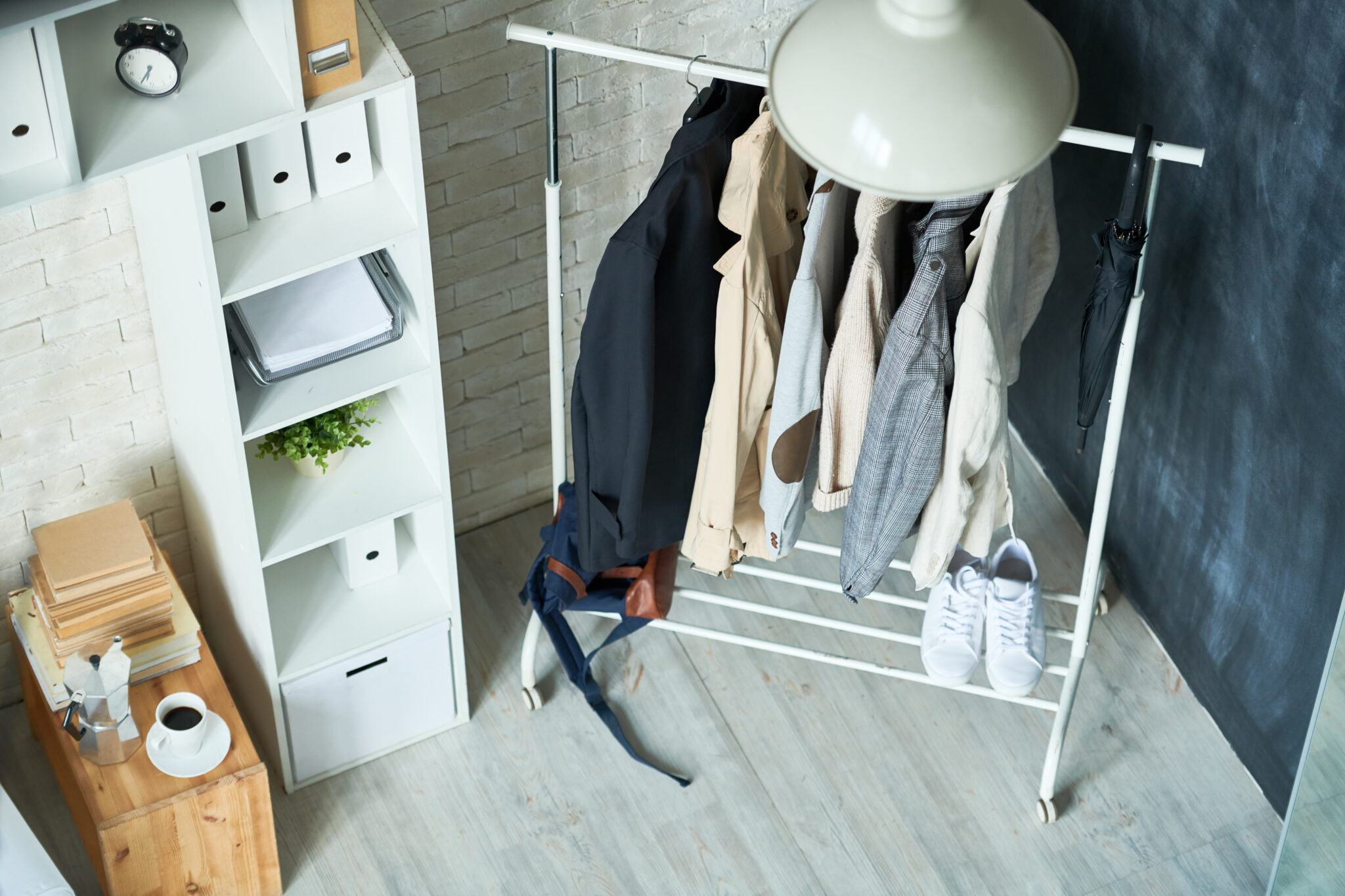 Beneficios de usar percheros metálicos en la oficina