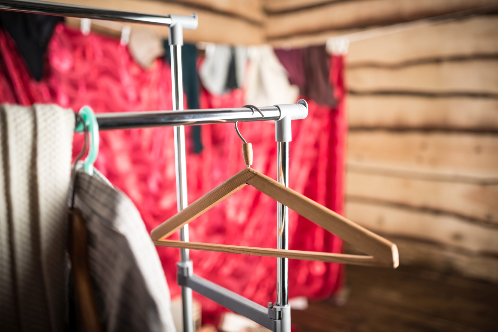 Beneficios de usar percheros metálicos en la oficina