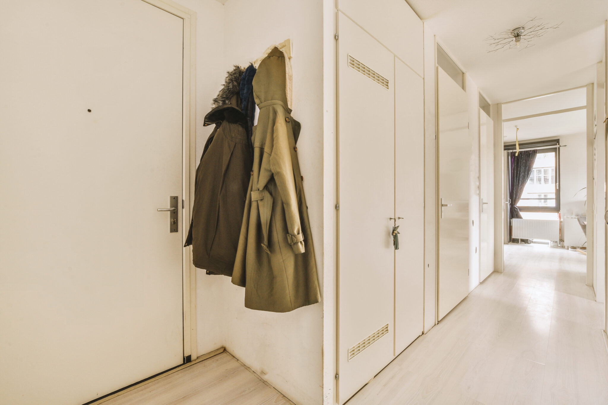 Beneficios de usar percheros metálicos en la oficina