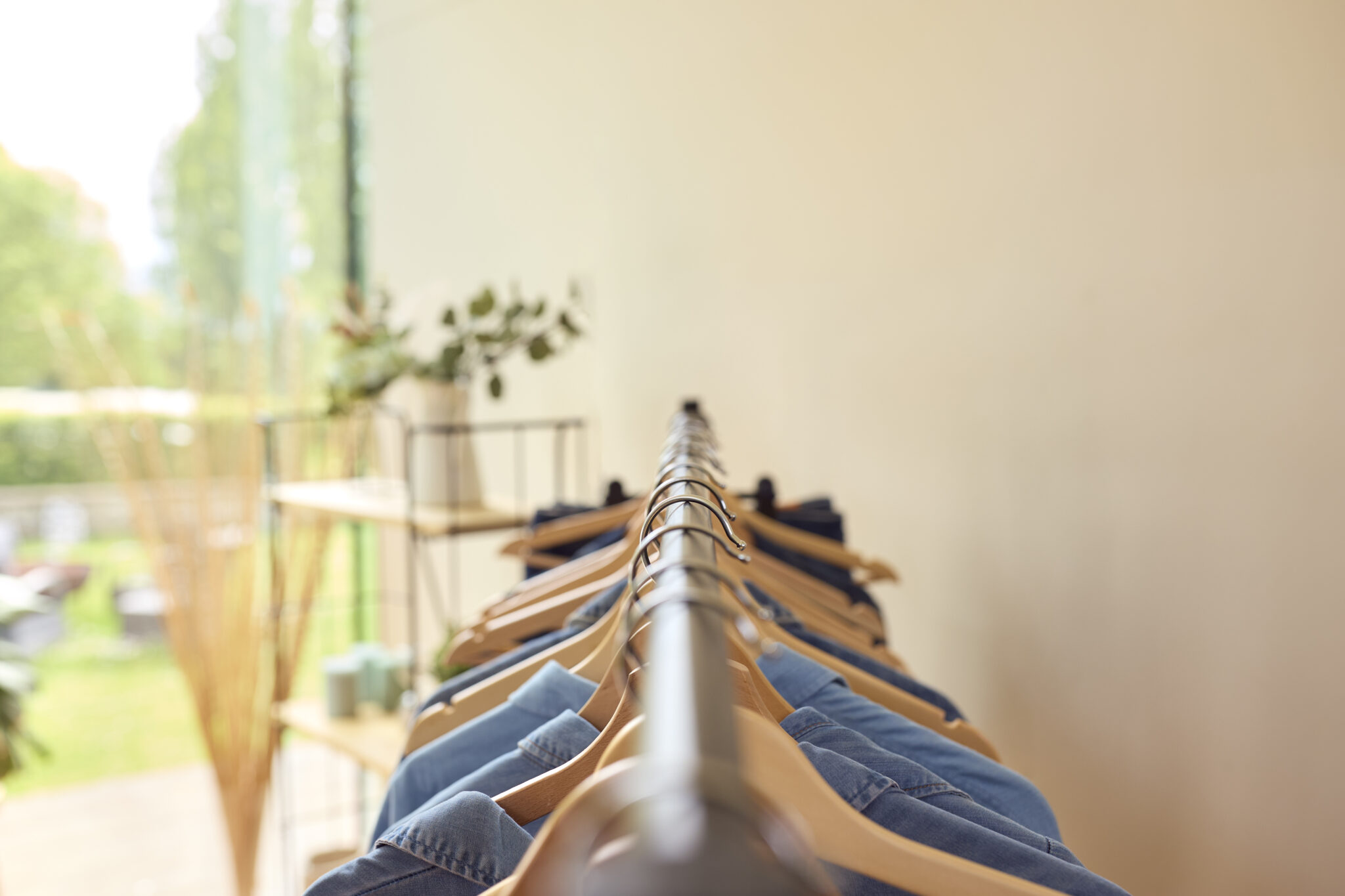 Beneficios de usar percheros metálicos en la oficina