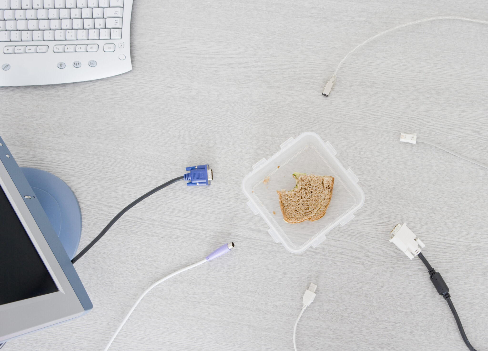 Ideas de gestión de cables para la oficina abierta