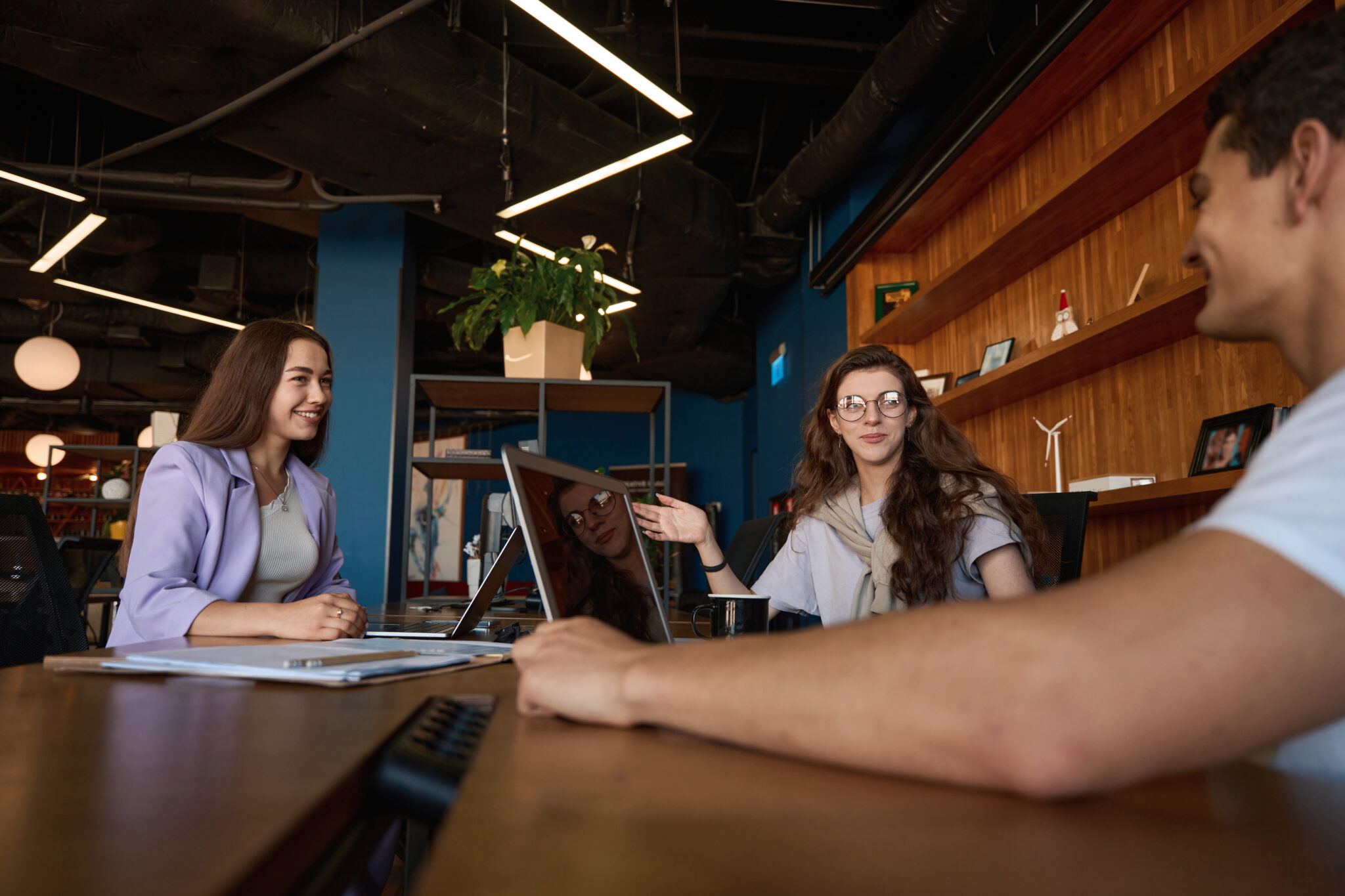 El mentoring como motor del éxito empresarial Implementar un programa de mentoring en la oficina no es solo una inversión en el desarrollo del talento interno, sino en el futuro éxito de la empresa. Un buen programa de mentoring puede mejorar la retención de empleados, fortalecer el liderazgo y fomentar una cultura de aprendizaje continuo. Si sigues los pasos descritos en este artículo, estarás bien encaminado para crear un programa efectivo que beneficie tanto a tus empleados como a tu empresa. ¿Tienes experiencia con programas de mentoring en tu empresa? ¿Te gustaría implementar uno? ¡Déjanos tus comentarios y comparte tus pensamientos! Nos encantaría saber cómo planeas usar el mentoring para impulsar el crecimiento en tu oficina.