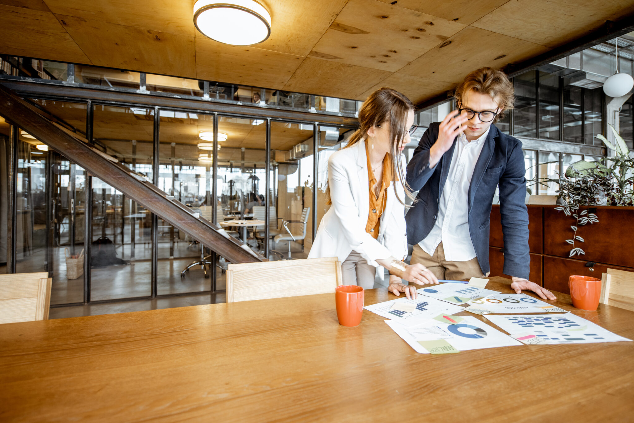 El mentoring como motor del éxito empresarial Implementar un programa de mentoring en la oficina no es solo una inversión en el desarrollo del talento interno, sino en el futuro éxito de la empresa. Un buen programa de mentoring puede mejorar la retención de empleados, fortalecer el liderazgo y fomentar una cultura de aprendizaje continuo. Si sigues los pasos descritos en este artículo, estarás bien encaminado para crear un programa efectivo que beneficie tanto a tus empleados como a tu empresa. ¿Tienes experiencia con programas de mentoring en tu empresa? ¿Te gustaría implementar uno? ¡Déjanos tus comentarios y comparte tus pensamientos! Nos encantaría saber cómo planeas usar el mentoring para impulsar el crecimiento en tu oficina.