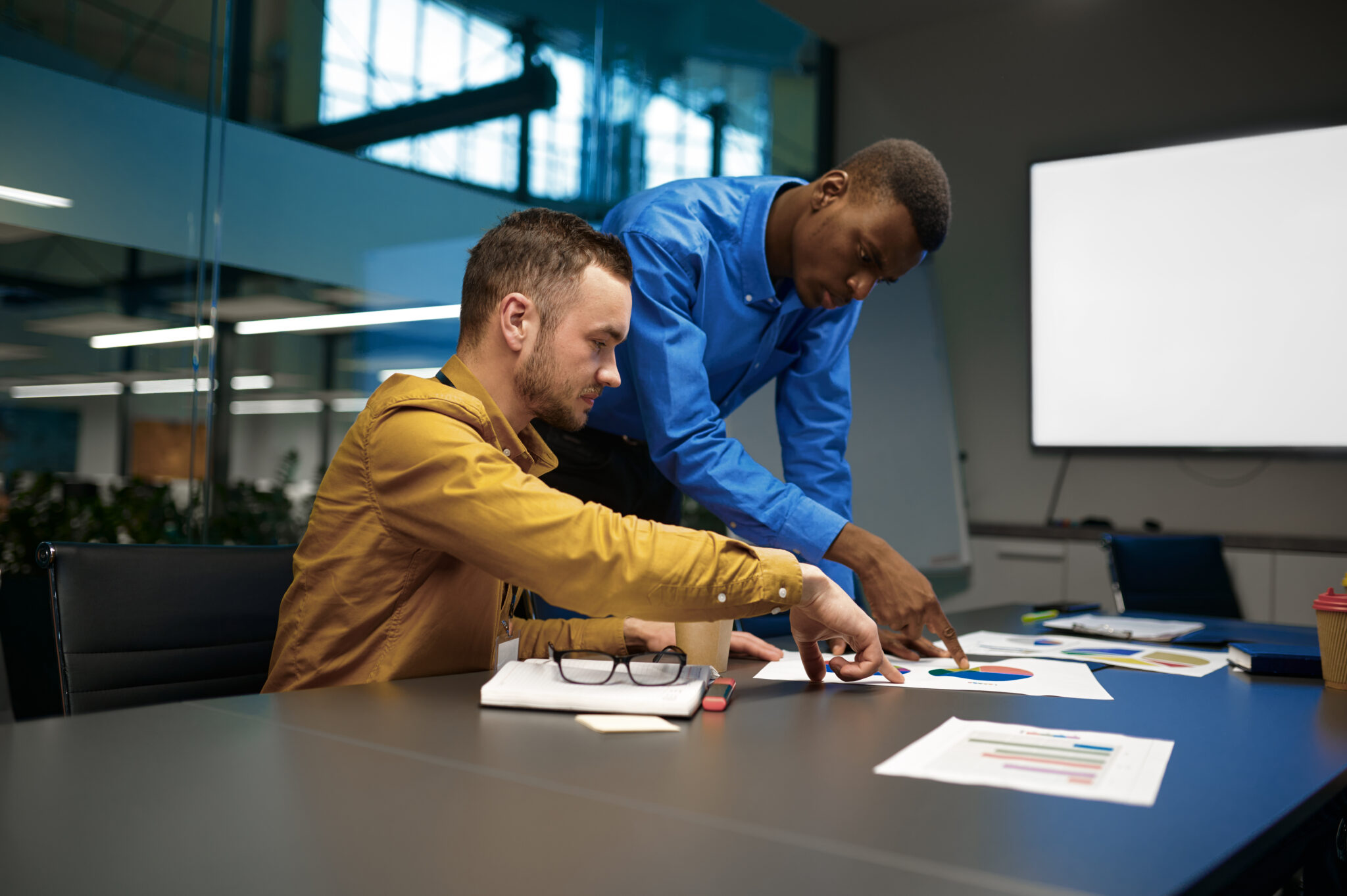 El mentoring como motor del éxito empresarial Implementar un programa de mentoring en la oficina no es solo una inversión en el desarrollo del talento interno, sino en el futuro éxito de la empresa. Un buen programa de mentoring puede mejorar la retención de empleados, fortalecer el liderazgo y fomentar una cultura de aprendizaje continuo. Si sigues los pasos descritos en este artículo, estarás bien encaminado para crear un programa efectivo que beneficie tanto a tus empleados como a tu empresa. ¿Tienes experiencia con programas de mentoring en tu empresa? ¿Te gustaría implementar uno? ¡Déjanos tus comentarios y comparte tus pensamientos! Nos encantaría saber cómo planeas usar el mentoring para impulsar el crecimiento en tu oficina.