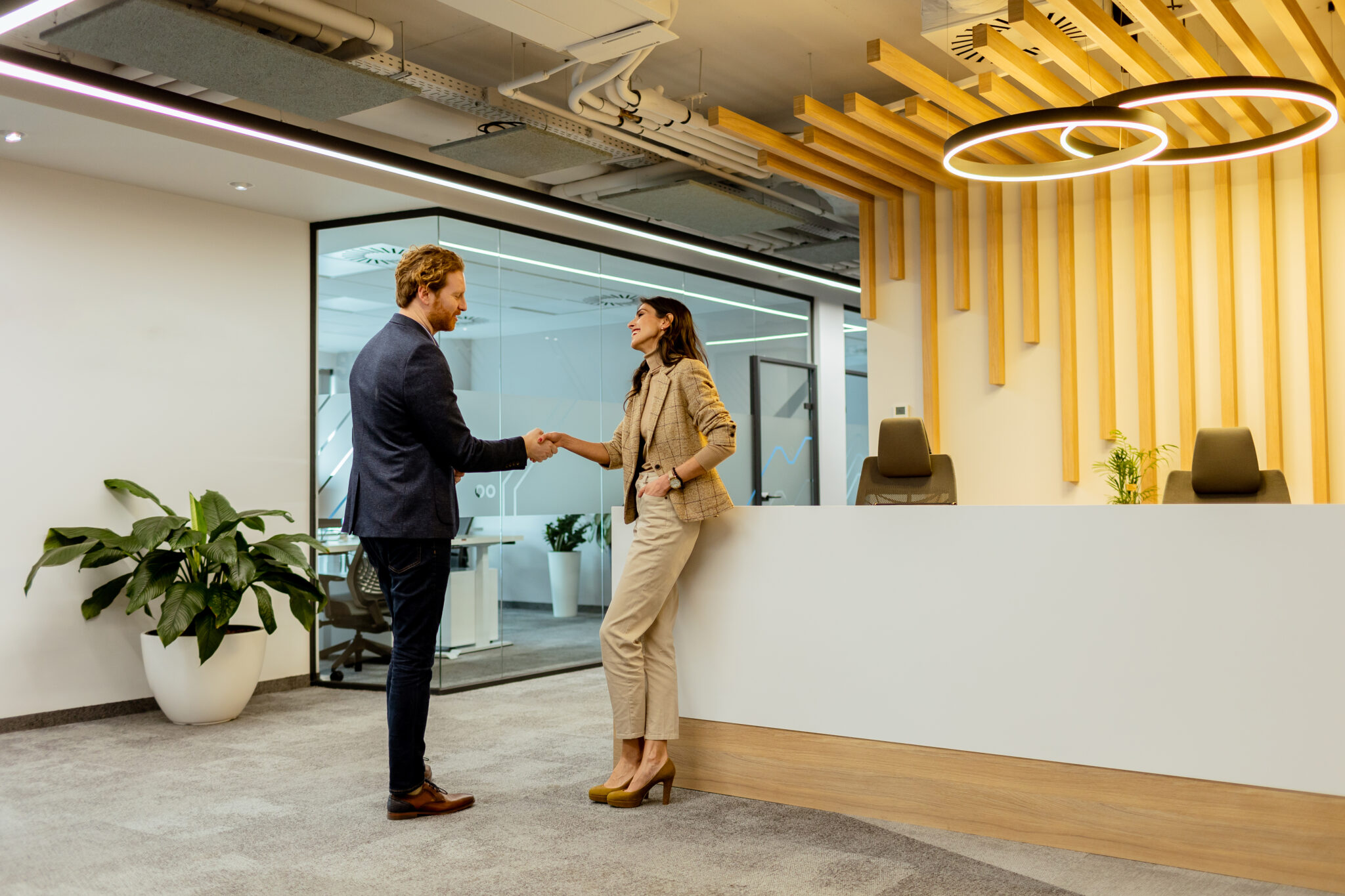 Cómo diseñar oficinas con iluminación circadiana para mejorar la productividad