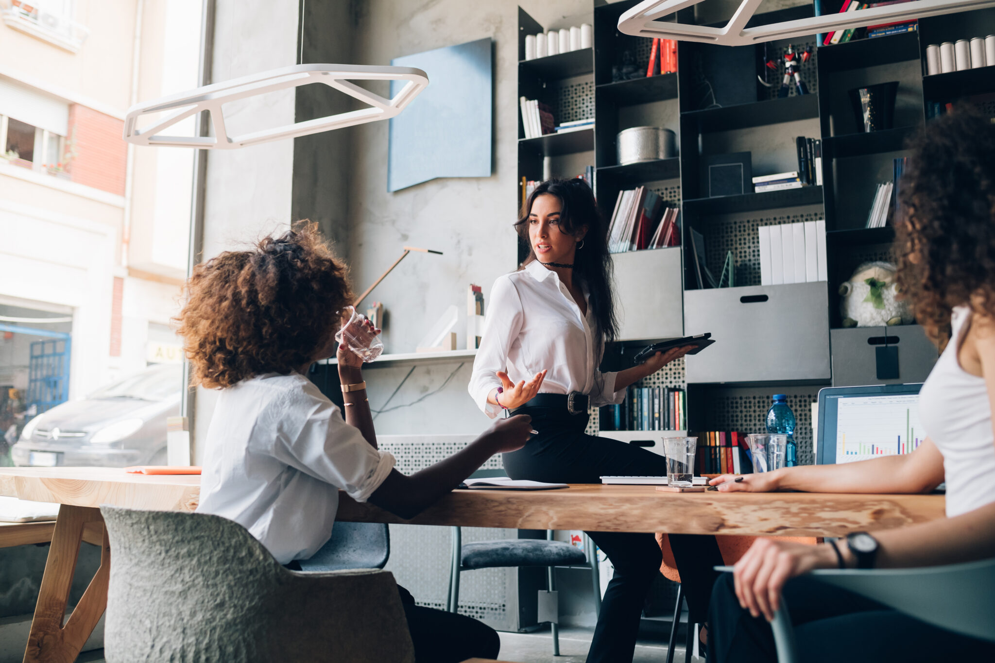 El mentoring como motor del éxito empresarial Implementar un programa de mentoring en la oficina no es solo una inversión en el desarrollo del talento interno, sino en el futuro éxito de la empresa. Un buen programa de mentoring puede mejorar la retención de empleados, fortalecer el liderazgo y fomentar una cultura de aprendizaje continuo. Si sigues los pasos descritos en este artículo, estarás bien encaminado para crear un programa efectivo que beneficie tanto a tus empleados como a tu empresa. ¿Tienes experiencia con programas de mentoring en tu empresa? ¿Te gustaría implementar uno? ¡Déjanos tus comentarios y comparte tus pensamientos! Nos encantaría saber cómo planeas usar el mentoring para impulsar el crecimiento en tu oficina.
