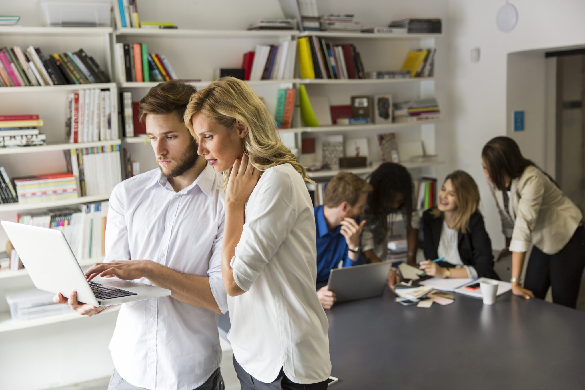 El mentoring como motor del éxito empresarial Implementar un programa de mentoring en la oficina no es solo una inversión en el desarrollo del talento interno, sino en el futuro éxito de la empresa. Un buen programa de mentoring puede mejorar la retención de empleados, fortalecer el liderazgo y fomentar una cultura de aprendizaje continuo. Si sigues los pasos descritos en este artículo, estarás bien encaminado para crear un programa efectivo que beneficie tanto a tus empleados como a tu empresa. ¿Tienes experiencia con programas de mentoring en tu empresa? ¿Te gustaría implementar uno? ¡Déjanos tus comentarios y comparte tus pensamientos! Nos encantaría saber cómo planeas usar el mentoring para impulsar el crecimiento en tu oficina.