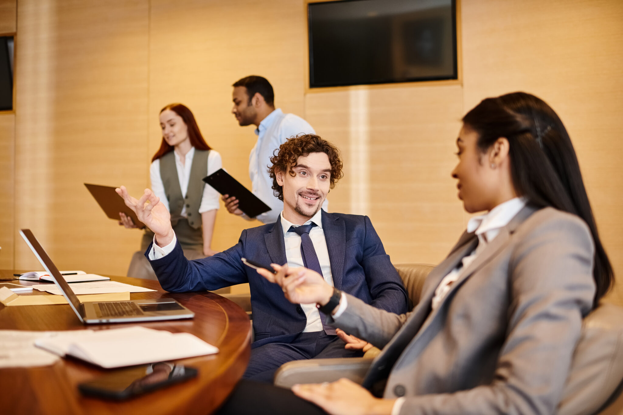 Mesa para 14 personas: medidas ideales y consejos de diseño