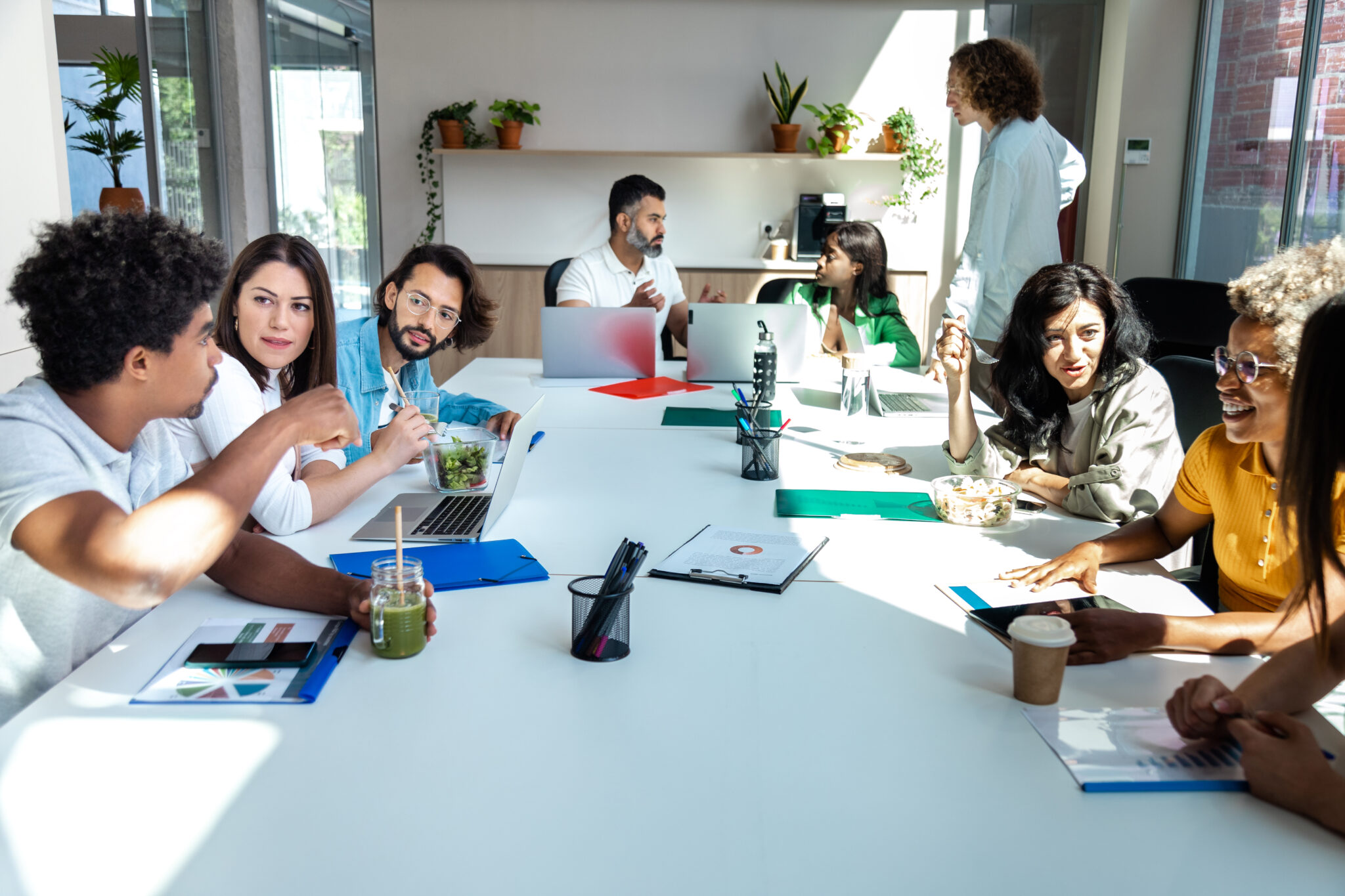 Mesa para 14 personas: medidas ideales y consejos de diseño