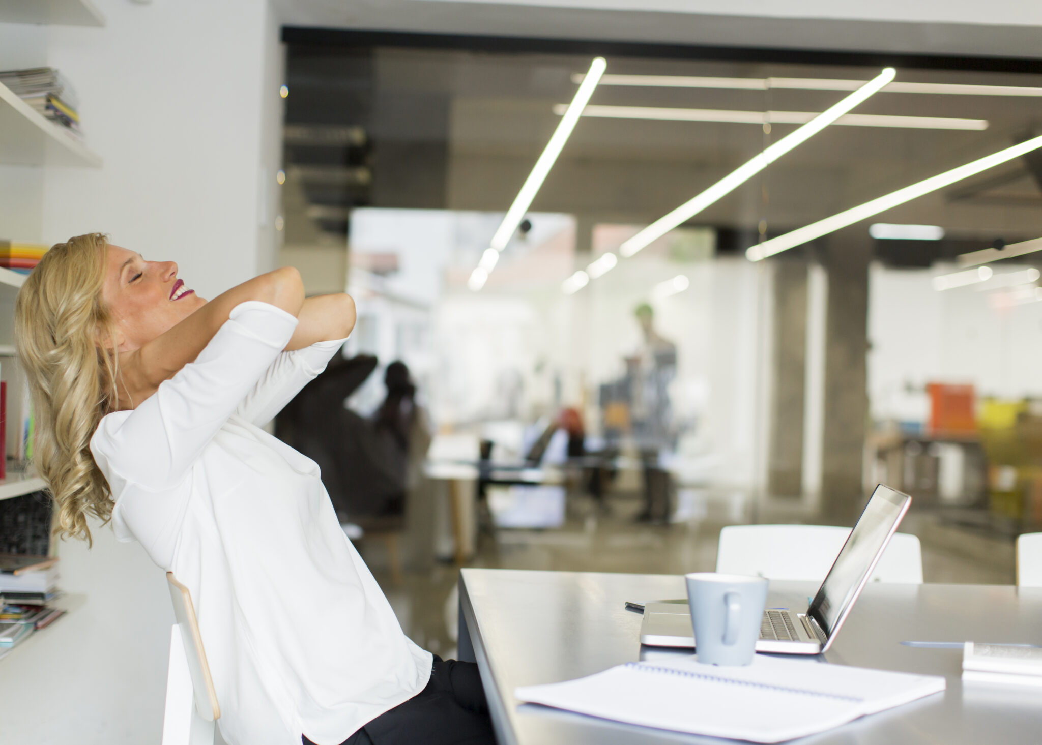 evitar dolor de cuello y muñecas en la oficina