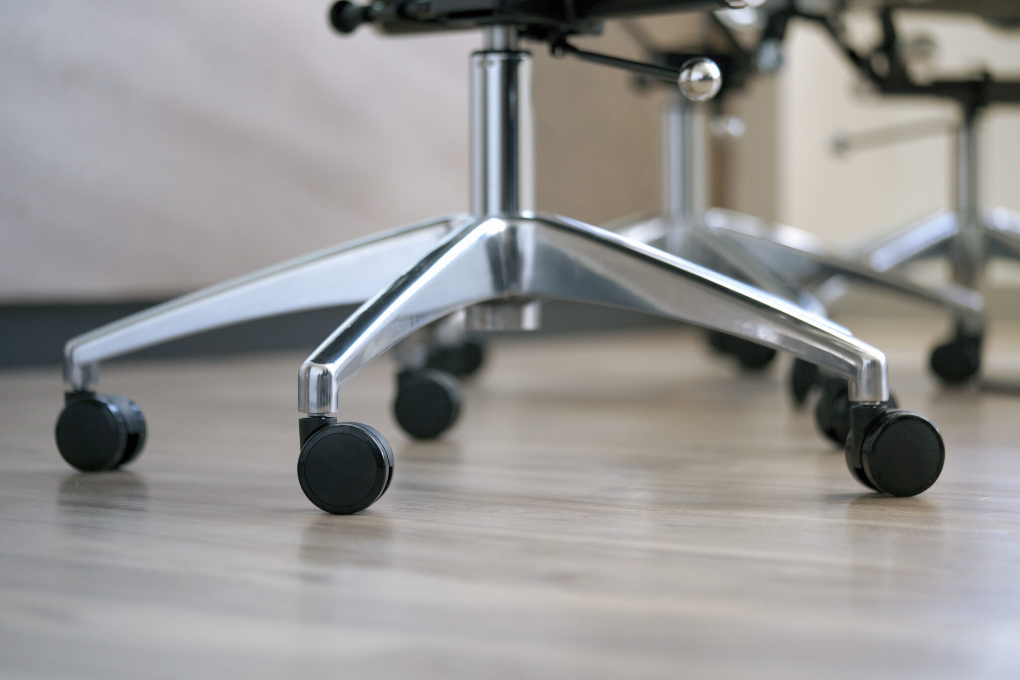 Cómo evitar que las ruedas de tu silla acumulen pelo y suciedad