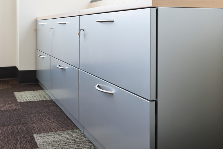 Armario de oficina metálico o de madera: ¿Cuál elegir?