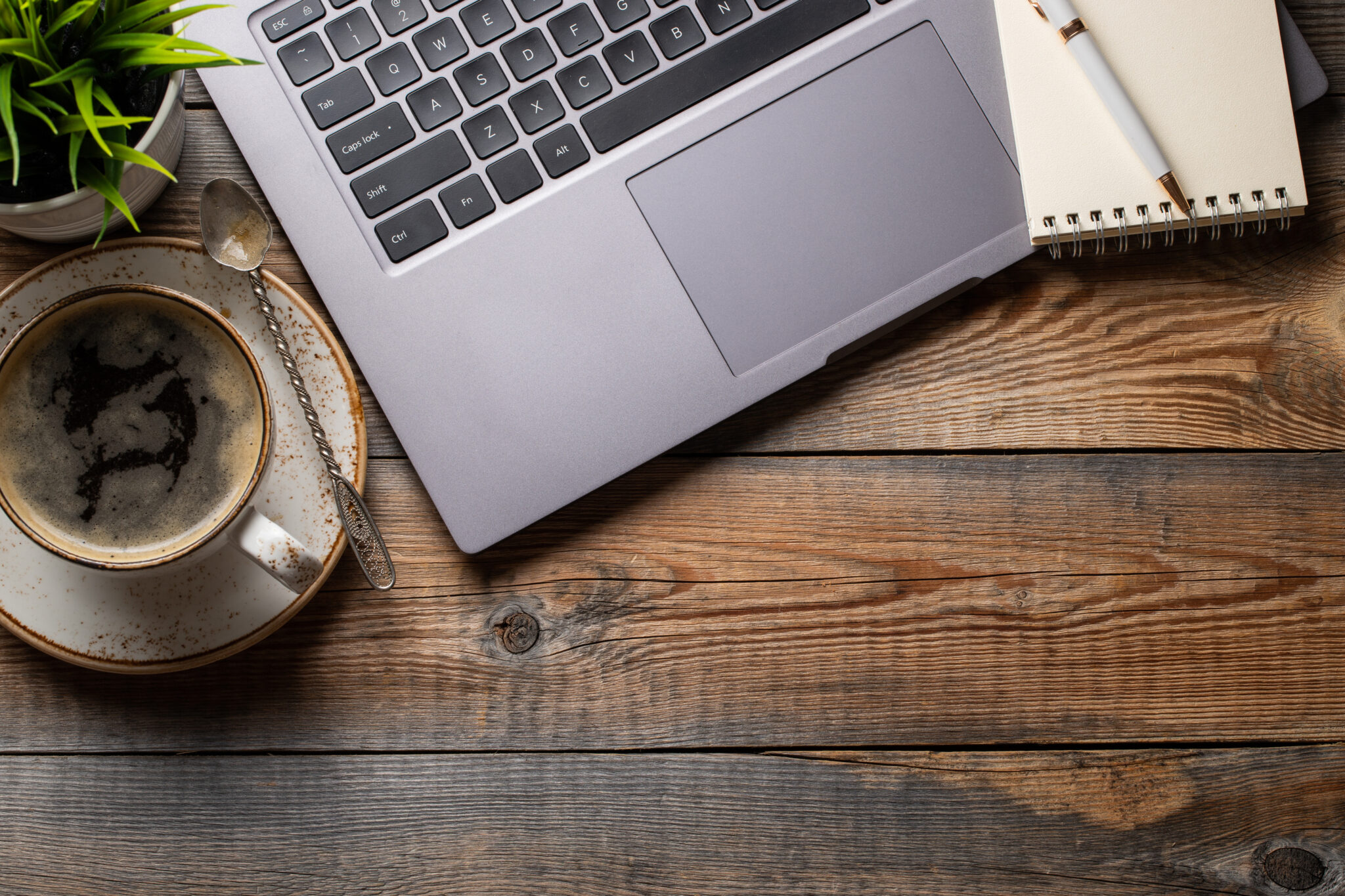 Los Mejores Productos Caseros para el Cuidado de Muebles de Oficina