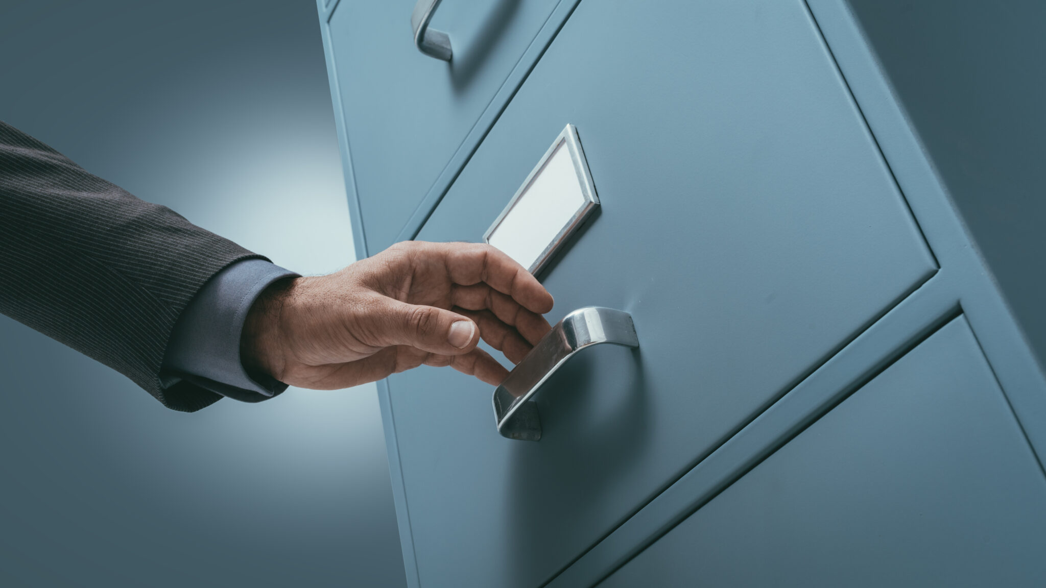 Armario de oficina metálico o de madera: ¿Cuál elegir?