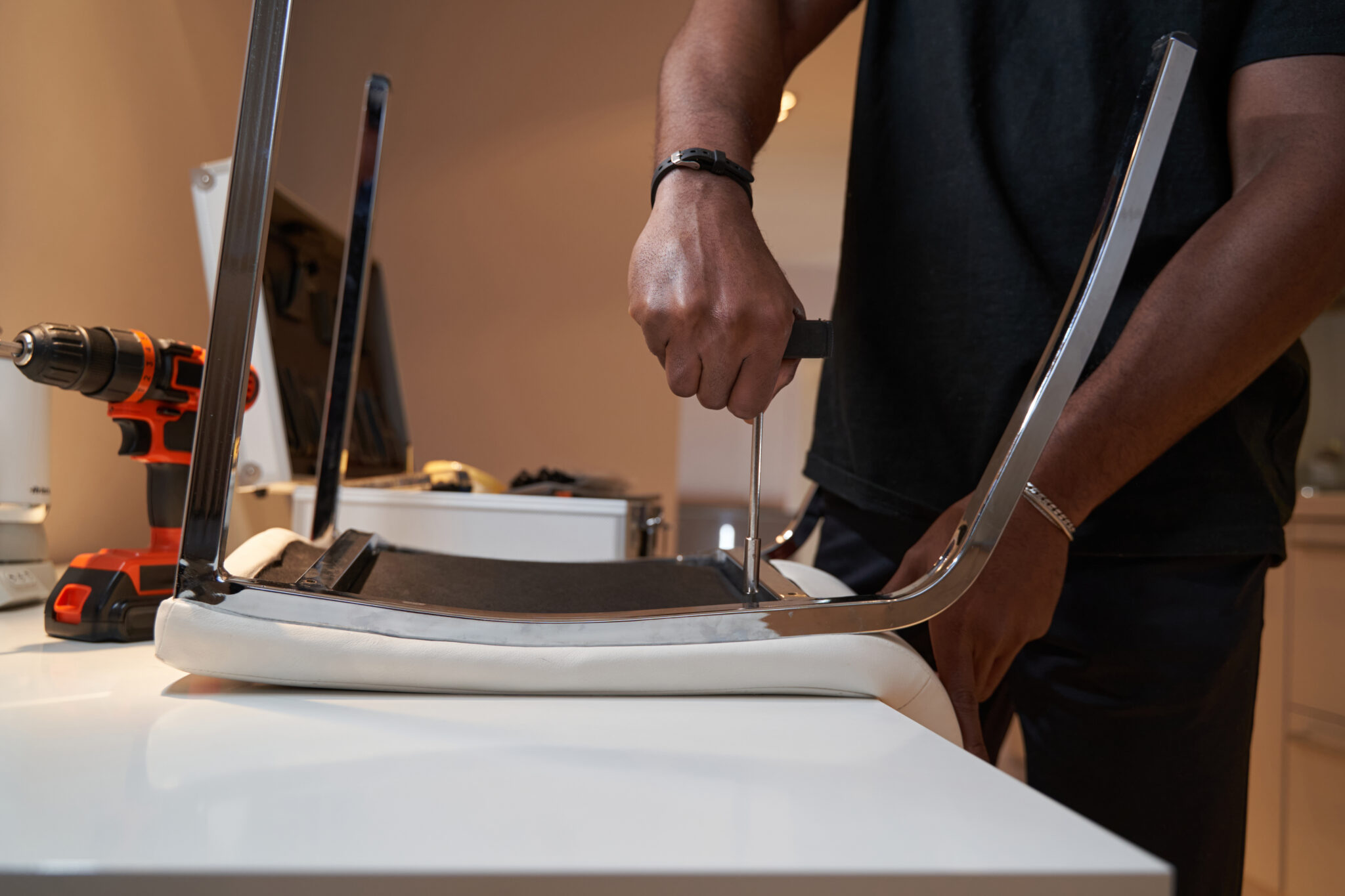 Cómo arreglar una silla de oficina que chirría y hace ruido​