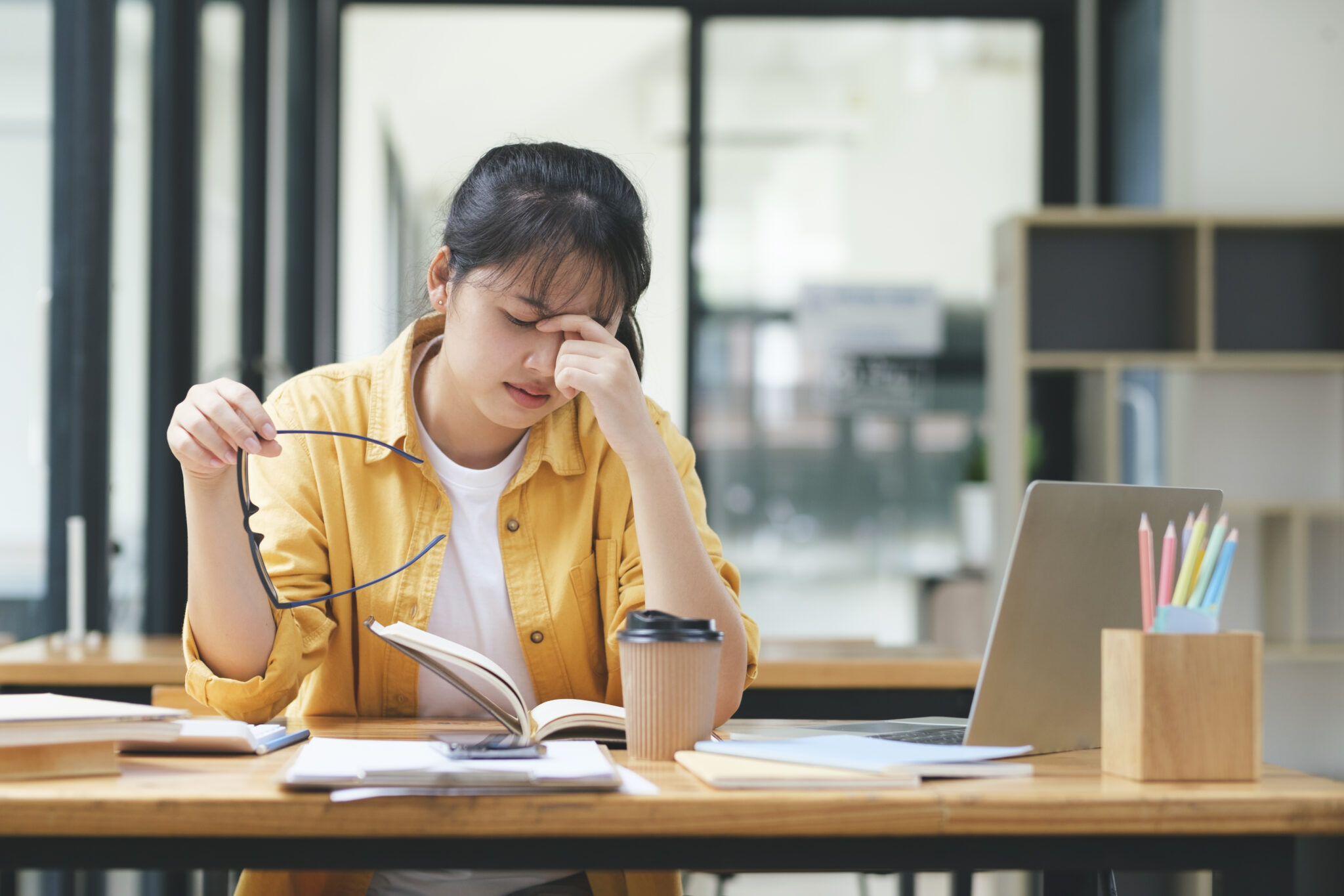Dolor de cabeza en la oficina: causas y soluciones