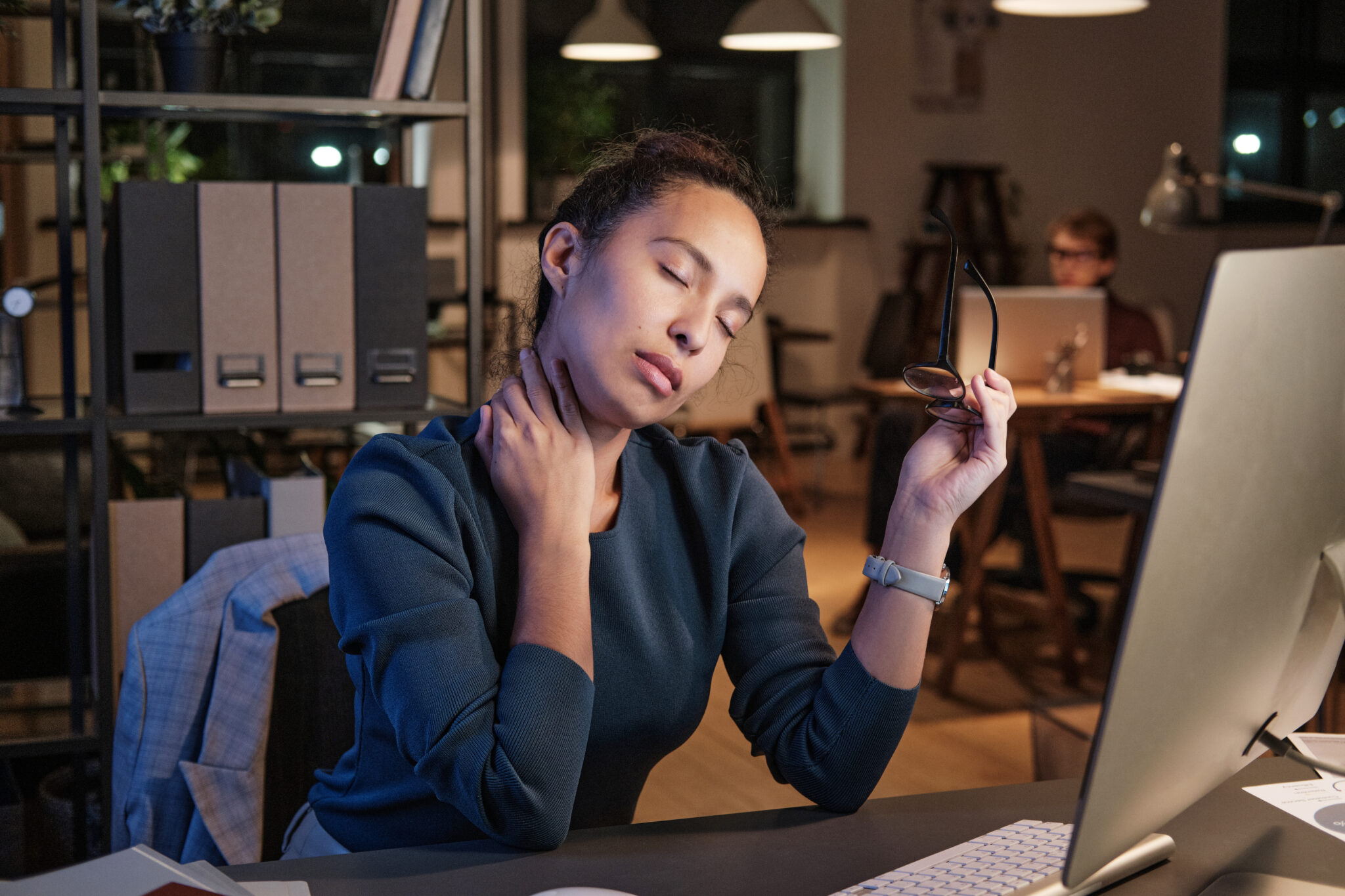 evitar dolor de cuello y muñecas en la oficina
