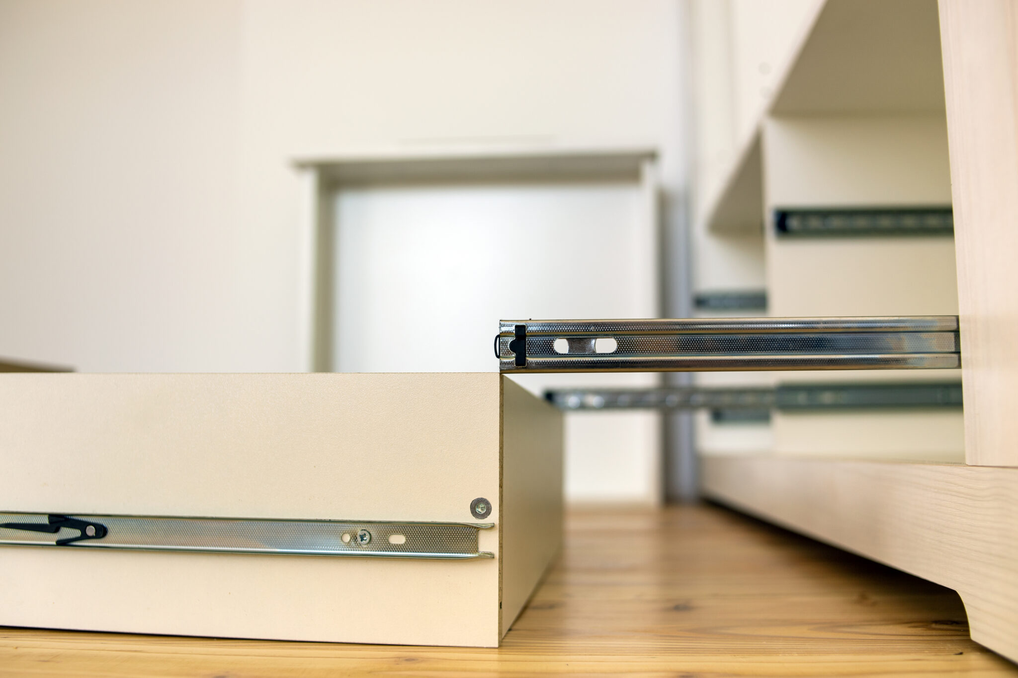 Cómo lubricar y mejorar el deslizamiento de cajones en muebles de oficina
