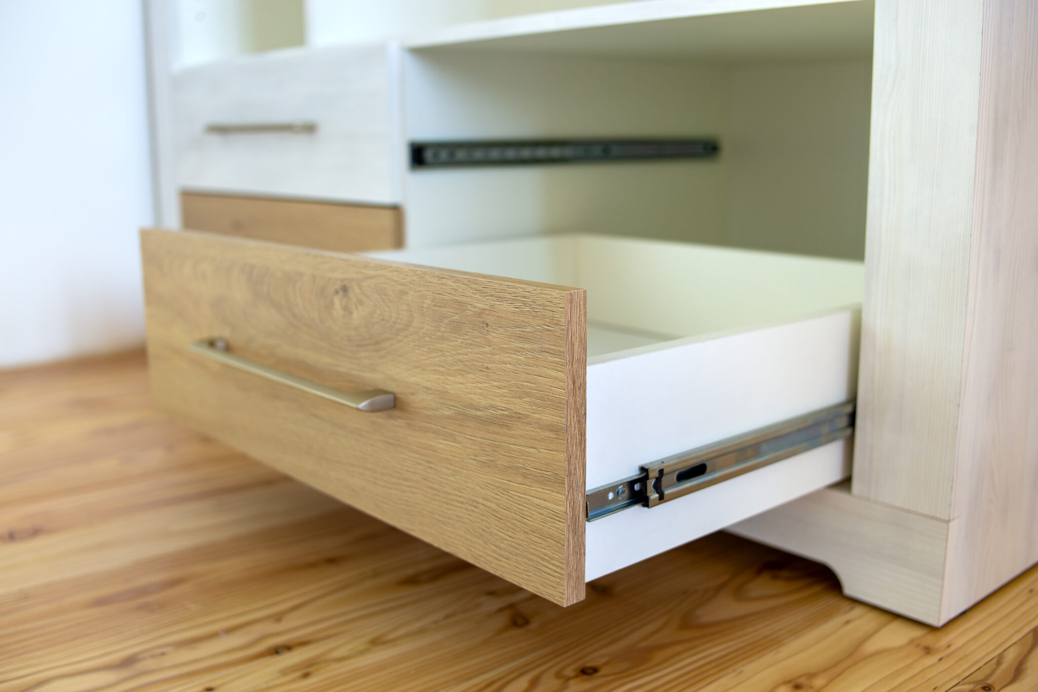 Cómo lubricar y mejorar el deslizamiento de cajones en muebles de oficina