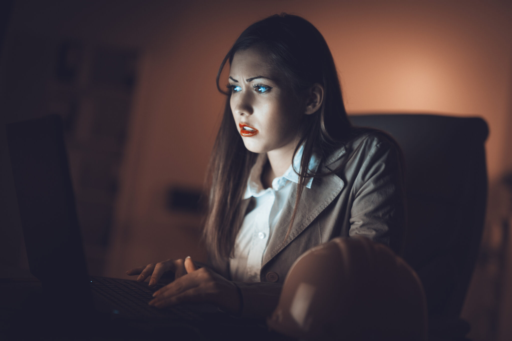 Cómo la luz LED de los monitores afecta la producción de melatonina