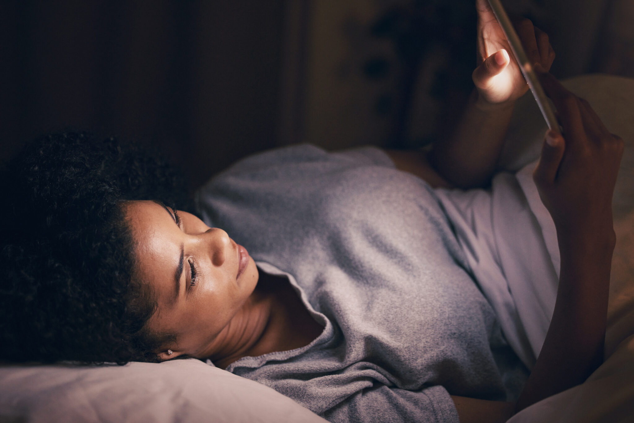 Cómo la luz LED de los monitores afecta la producción de melatonina