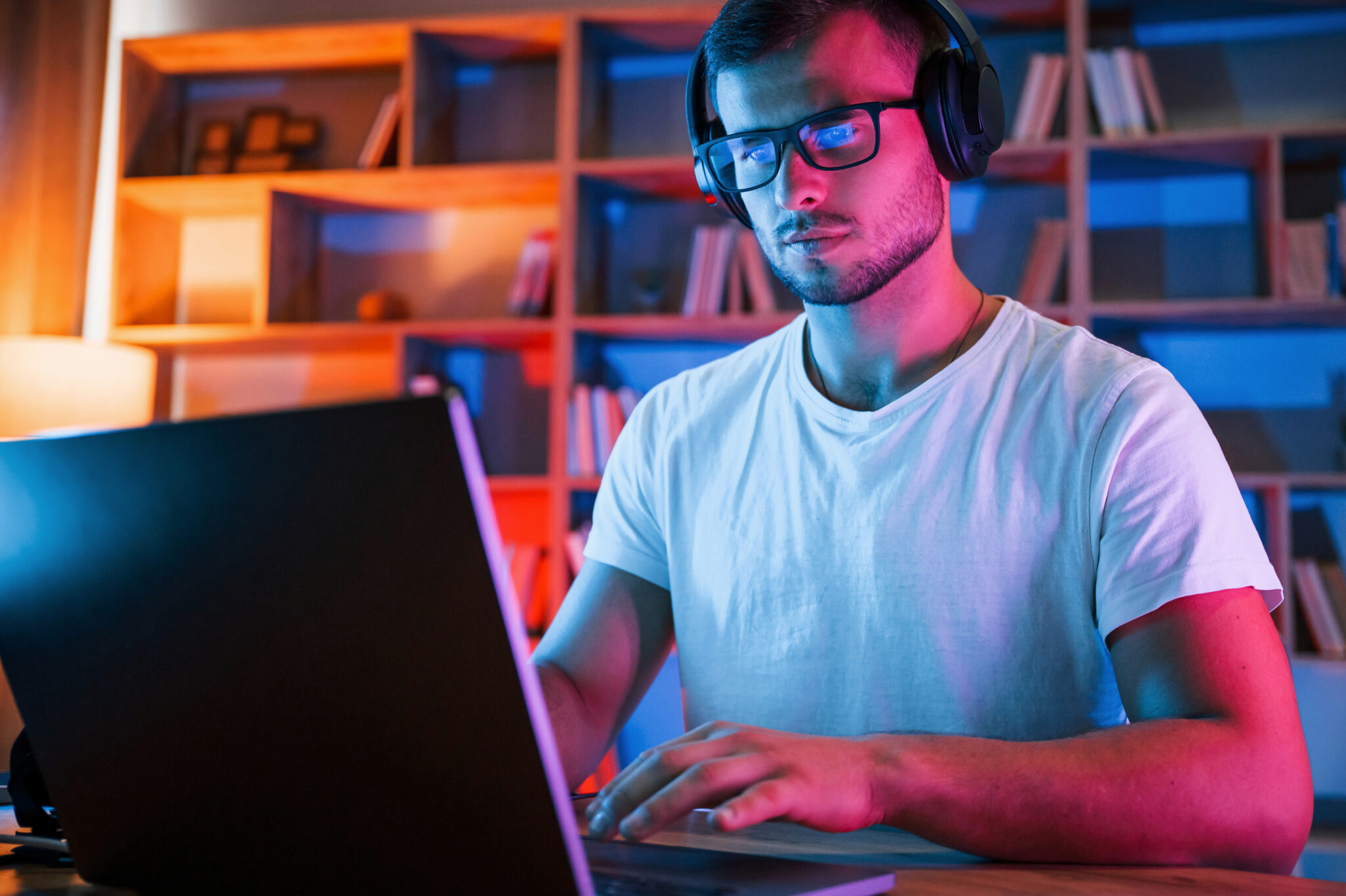 Cómo la luz LED de los monitores afecta la producción de melatonina
