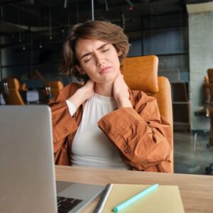 postura incorrecta al sentarse en la silla de oficina