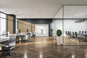 Espacio de oficina híbrida con zonas colaborativas, cabinas privadas y tecnología inteligente integrada para un trabajo flexible.