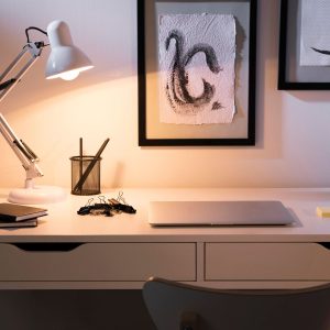 iluminación para despacho pequeño con flexo LED articulado