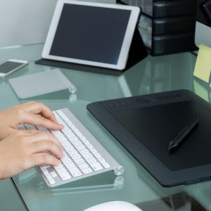 tecnología compacta para despacho pequeño con portátil y pantalla regulable