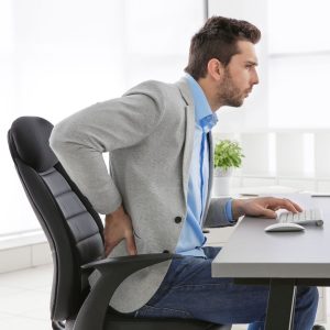 dolor lumbar por mala postura en silla de oficina