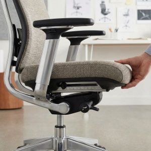 reposabrazos 4D ajustables en silla ergonómica