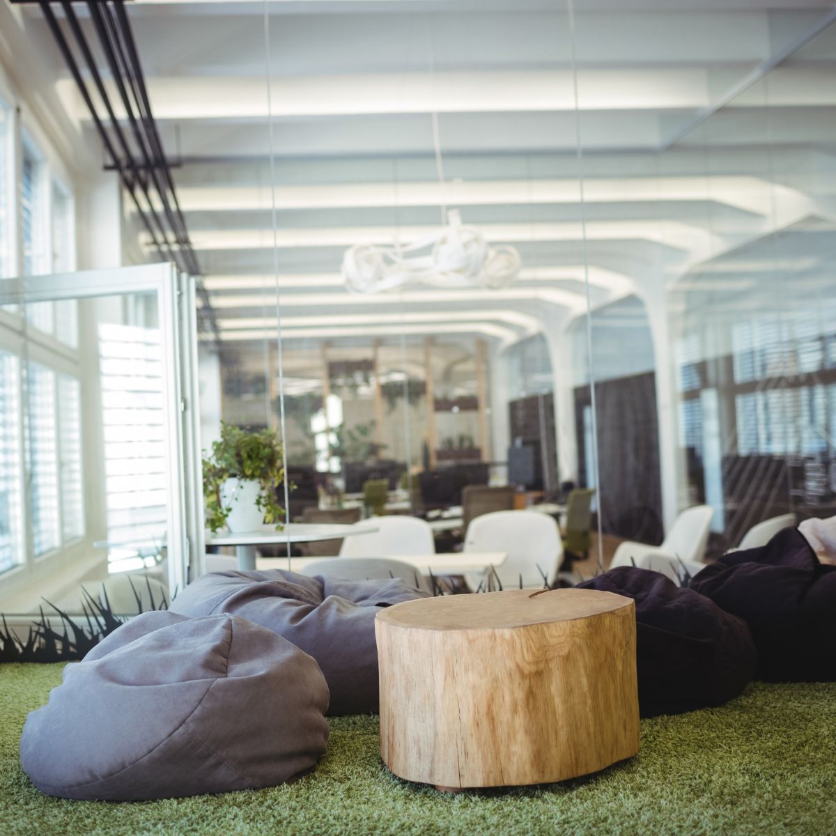 espacio de oficina con zona de descanso y luz natural para bienestar laboral