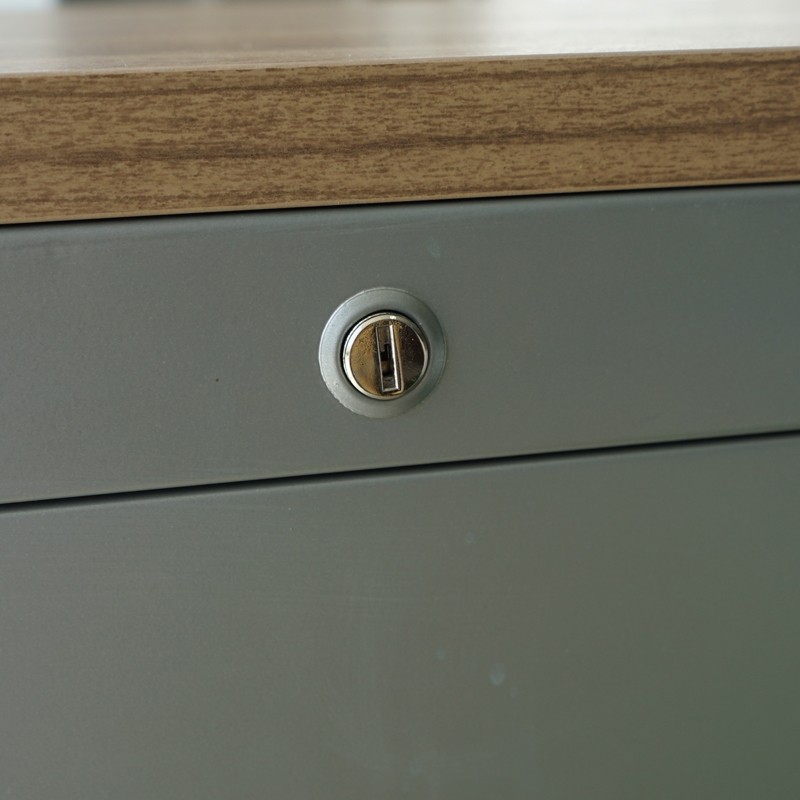 gallery-item