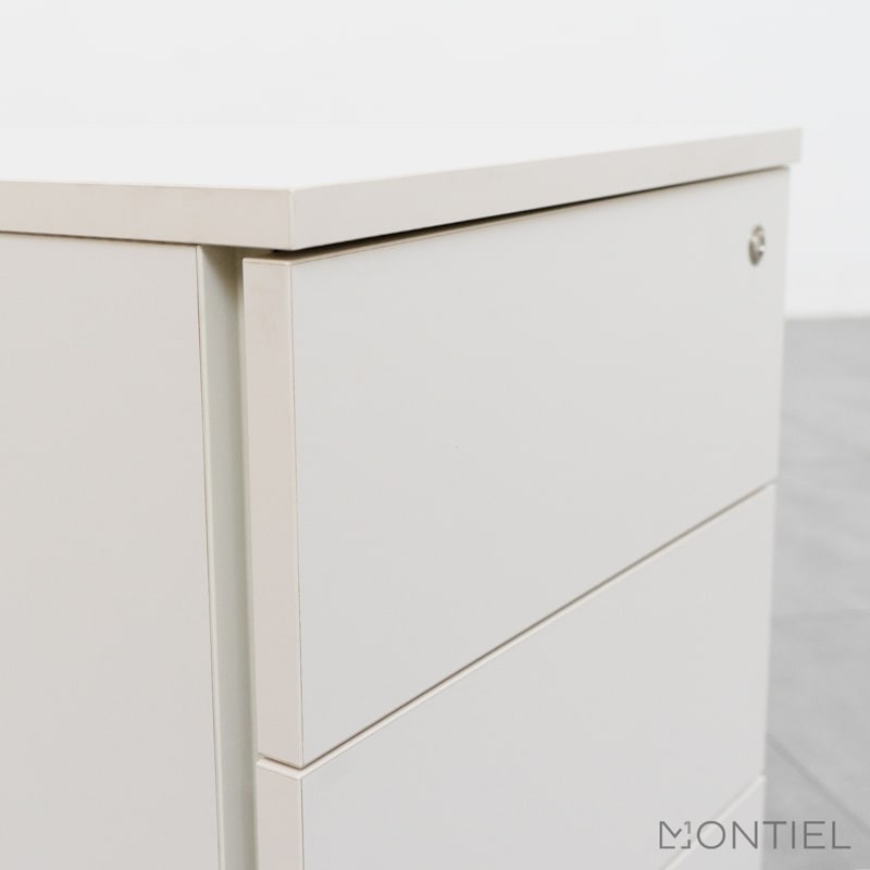 gallery-item