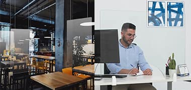 ¿Mamparas Protectoras de Metacrilato o de Cristal?