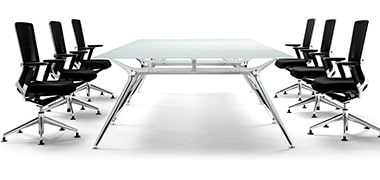 Qué sillas poner con una mesa de cristal