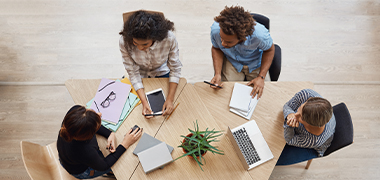 ¿Cómo decorar una mesa de oficina?