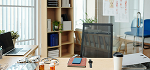 Crea un espacio de trabajo funcional y con estilo en tu pequeño despacho