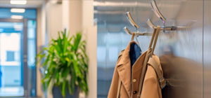 Beneficios de usar percheros metálicos en la oficina