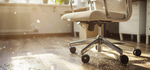 Cómo limpiar las ruedas de una silla sin desmontarlas