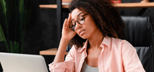 Dolor de cabeza en la oficina: causas y soluciones
