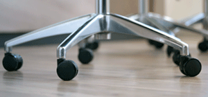 Cómo evitar que las ruedas de tu silla acumulen pelo y suciedad