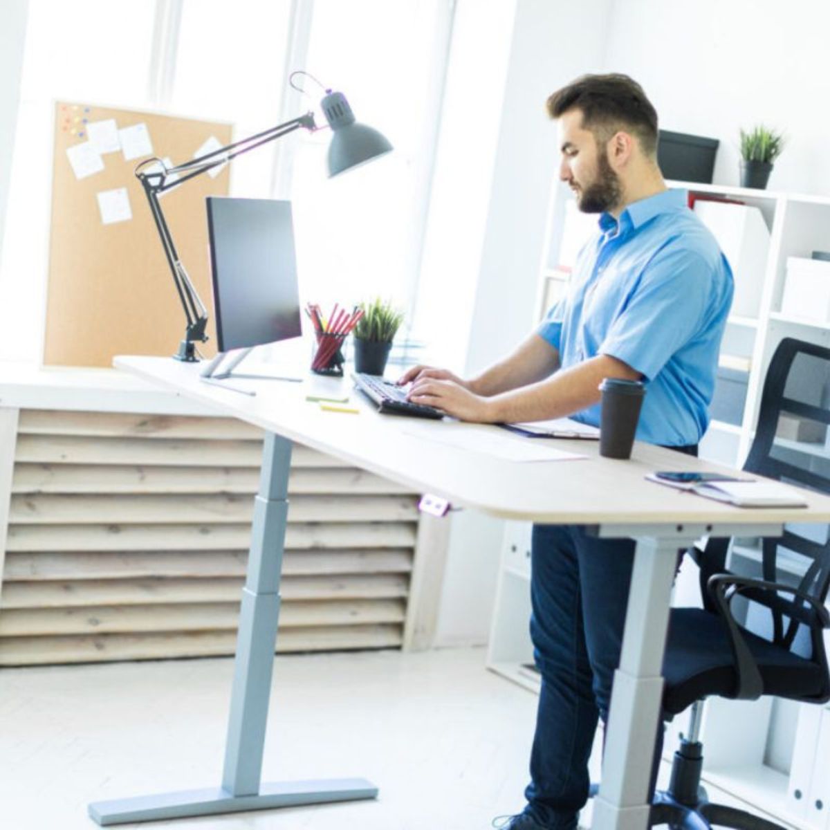 Descubre los beneficios de trabajar con una mesa de oficina alta